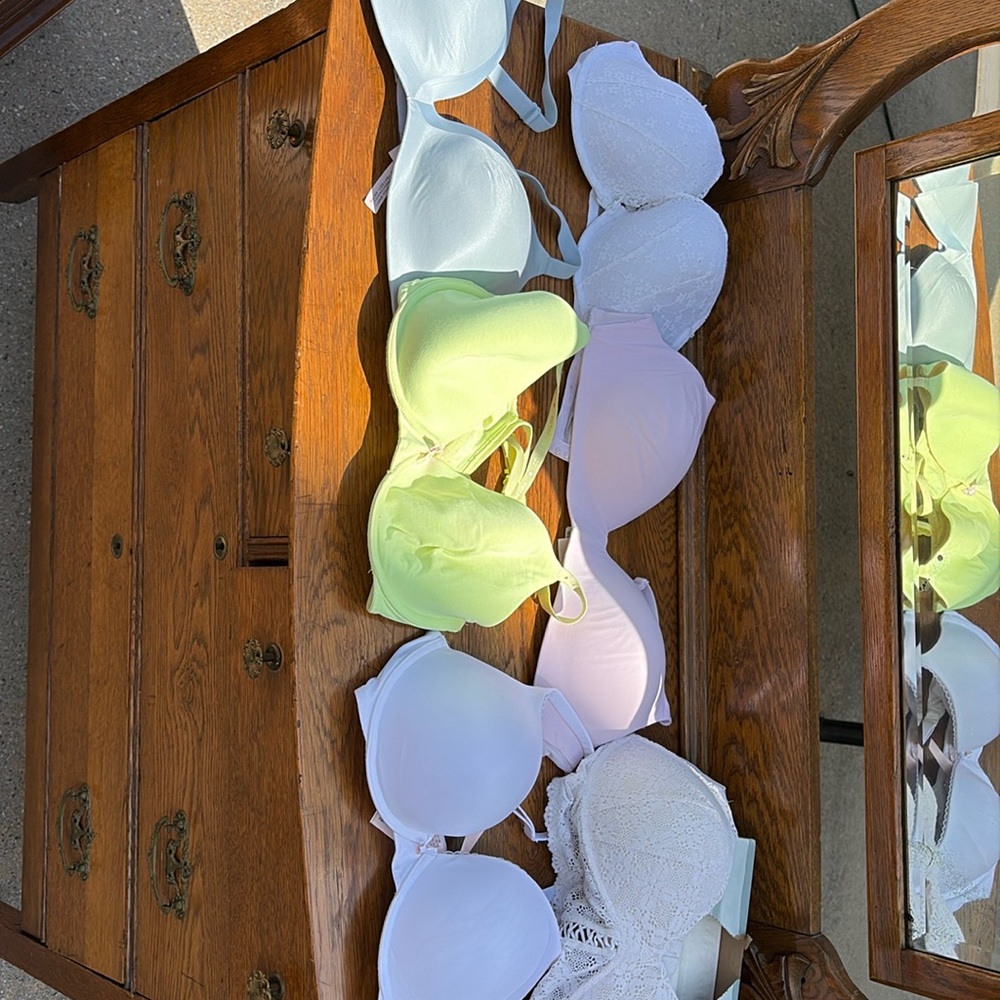 38 c Victoria secret bras 6 of them